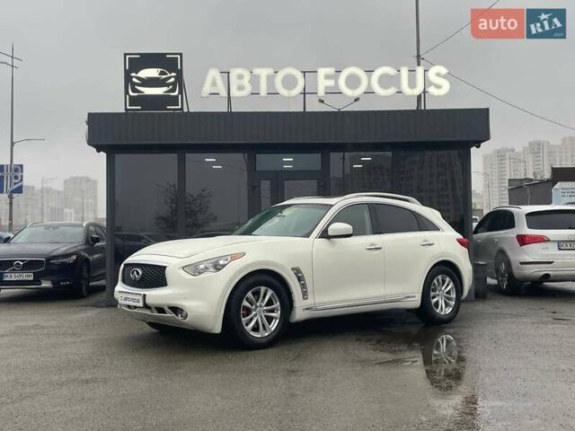Белый Инфинити QX70, объемом двигателя 3.7 л и пробегом 84 тыс. км за 16990 $, фото 3 на Automoto.ua