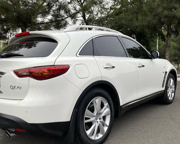 Белый Инфинити QX70, объемом двигателя 2.99 л и пробегом 128 тыс. км за 19800 $, фото 96 на Automoto.ua