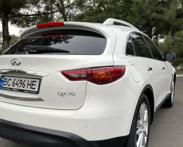 Белый Инфинити QX70, объемом двигателя 2.99 л и пробегом 128 тыс. км за 19800 $, фото 95 на Automoto.ua