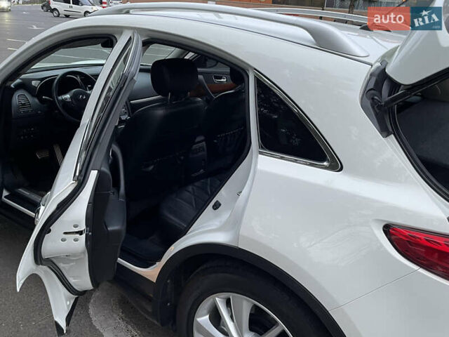 Белый Инфинити QX70, объемом двигателя 2.99 л и пробегом 128 тыс. км за 19800 $, фото 31 на Automoto.ua