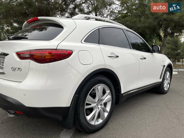 Белый Инфинити QX70, объемом двигателя 2.99 л и пробегом 128 тыс. км за 19800 $, фото 10 на Automoto.ua