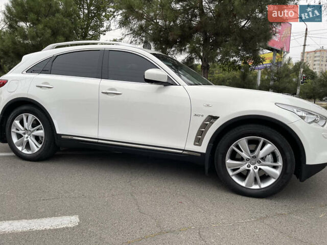 Белый Инфинити QX70, объемом двигателя 2.99 л и пробегом 128 тыс. км за 19800 $, фото 3 на Automoto.ua