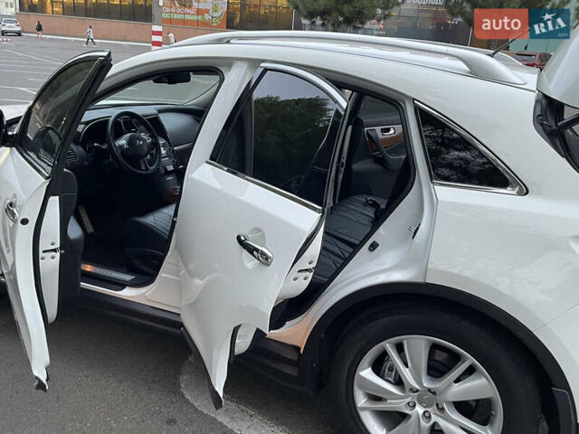 Белый Инфинити QX70, объемом двигателя 2.99 л и пробегом 128 тыс. км за 19800 $, фото 32 на Automoto.ua