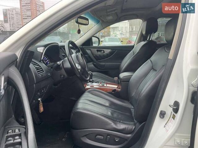 Белый Инфинити QX70, объемом двигателя 3.7 л и пробегом 84 тыс. км за 16990 $, фото 8 на Automoto.ua