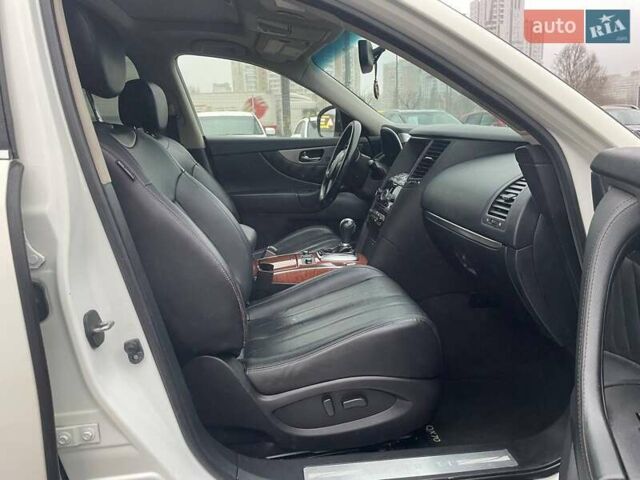 Белый Инфинити QX70, объемом двигателя 3.7 л и пробегом 84 тыс. км за 16990 $, фото 11 на Automoto.ua