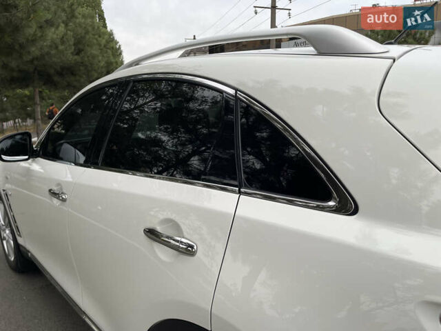 Белый Инфинити QX70, объемом двигателя 2.99 л и пробегом 128 тыс. км за 19800 $, фото 69 на Automoto.ua