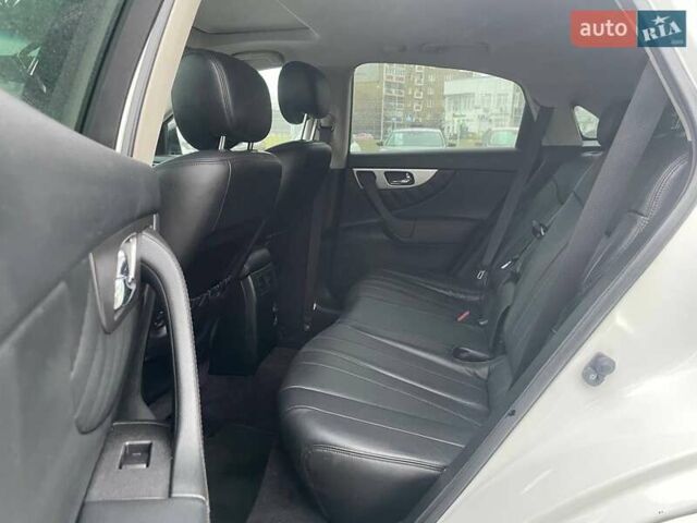 Белый Инфинити QX70, объемом двигателя 3.7 л и пробегом 84 тыс. км за 16990 $, фото 9 на Automoto.ua