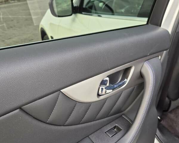 Білий Інфініті QX70, об'ємом двигуна 3.7 л та пробігом 99 тис. км за 21900 $, фото 22 на Automoto.ua