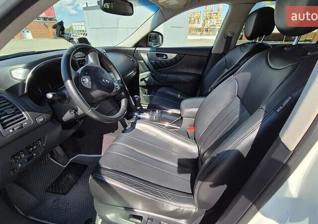Белый Инфинити QX70, объемом двигателя 3.7 л и пробегом 157 тыс. км за 22500 $, фото 4 на Automoto.ua