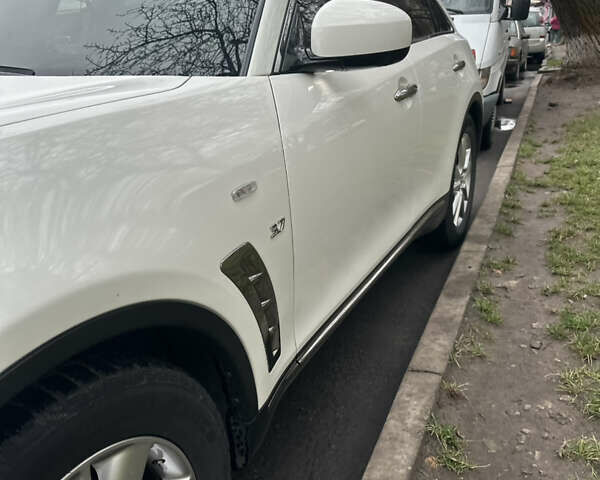Белый Инфинити QX70, объемом двигателя 3.7 л и пробегом 55 тыс. км за 23500 $, фото 6 на Automoto.ua