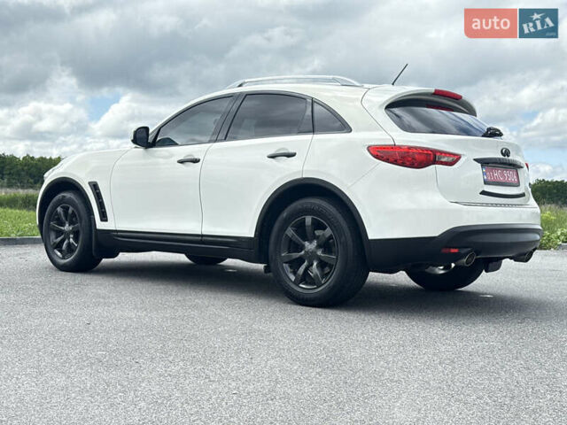 Белый Инфинити QX70, объемом двигателя 3.7 л и пробегом 200 тыс. км за 16800 $, фото 9 на Automoto.ua