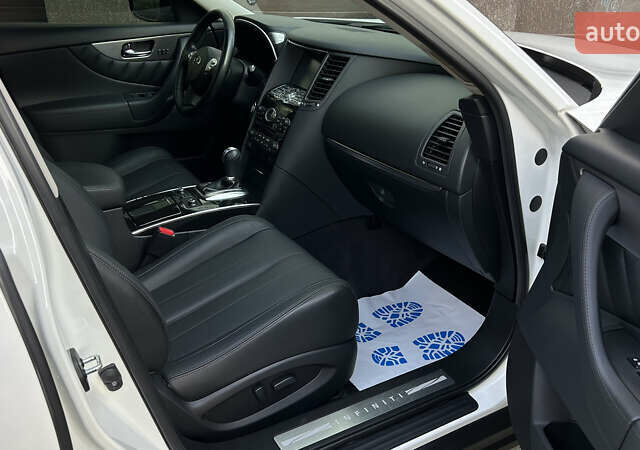 Білий Інфініті QX70, об'ємом двигуна 3.7 л та пробігом 179 тис. км за 19850 $, фото 26 на Automoto.ua