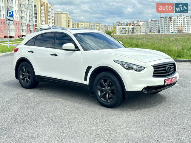 Белый Инфинити QX70, объемом двигателя 3.7 л и пробегом 200 тыс. км за 16800 $, фото 18 на Automoto.ua