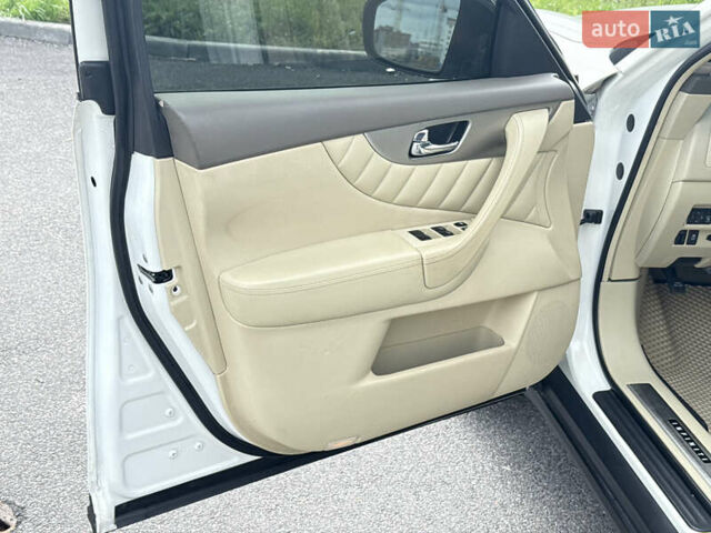 Белый Инфинити QX70, объемом двигателя 3.7 л и пробегом 200 тыс. км за 16800 $, фото 21 на Automoto.ua
