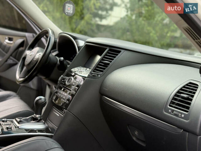 Белый Инфинити QX70, объемом двигателя 3.7 л и пробегом 180 тыс. км за 21777 $, фото 15 на Automoto.ua