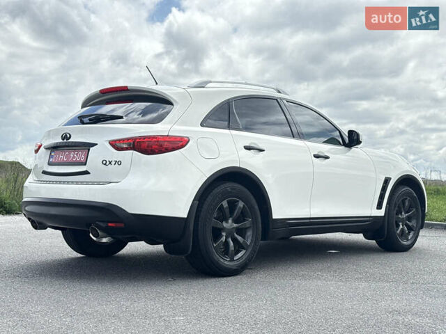 Белый Инфинити QX70, объемом двигателя 3.7 л и пробегом 200 тыс. км за 16800 $, фото 16 на Automoto.ua