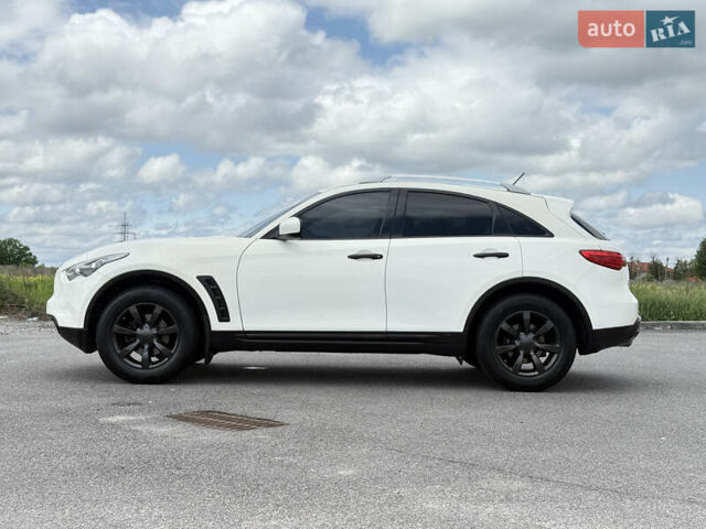 Белый Инфинити QX70, объемом двигателя 3.7 л и пробегом 200 тыс. км за 16800 $, фото 8 на Automoto.ua