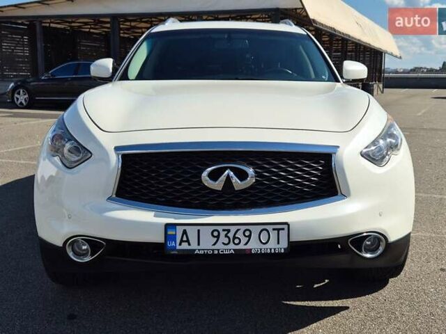 Белый Инфинити QX70, объемом двигателя 3.7 л и пробегом 157 тыс. км за 22500 $, фото 11 на Automoto.ua
