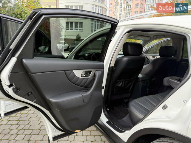 Белый Инфинити QX70, объемом двигателя 3.7 л и пробегом 180 тыс. км за 21777 $, фото 23 на Automoto.ua