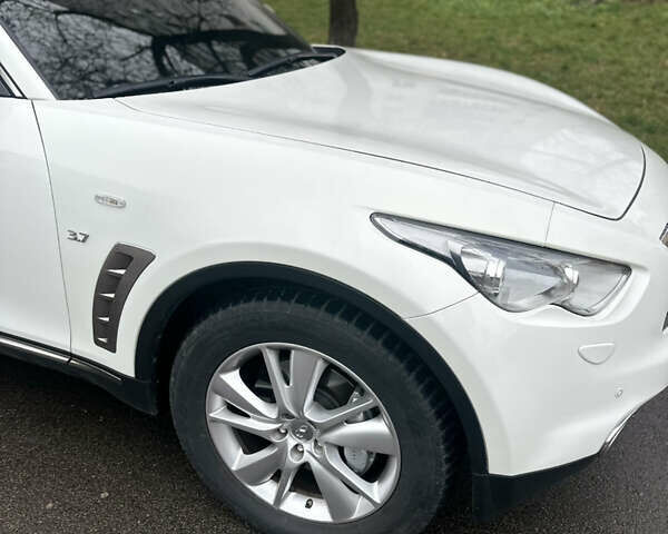 Белый Инфинити QX70, объемом двигателя 3.7 л и пробегом 55 тыс. км за 23500 $, фото 2 на Automoto.ua