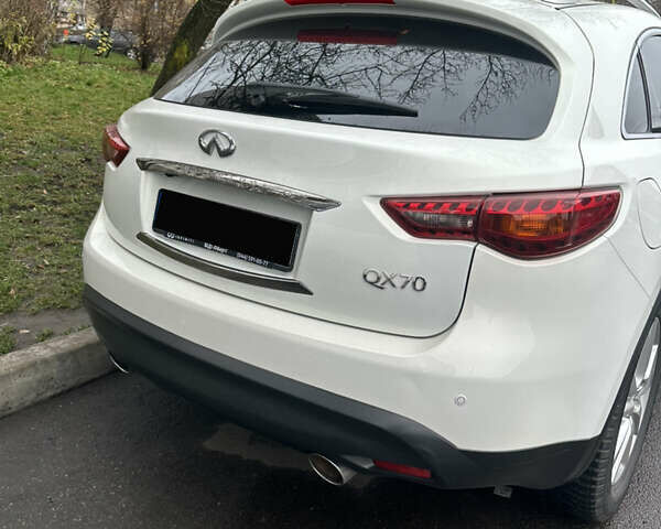 Белый Инфинити QX70, объемом двигателя 3.7 л и пробегом 55 тыс. км за 23500 $, фото 3 на Automoto.ua