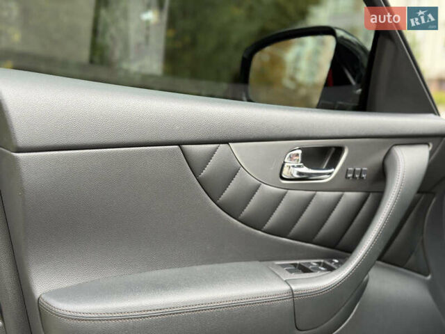 Белый Инфинити QX70, объемом двигателя 3.7 л и пробегом 180 тыс. км за 21777 $, фото 10 на Automoto.ua