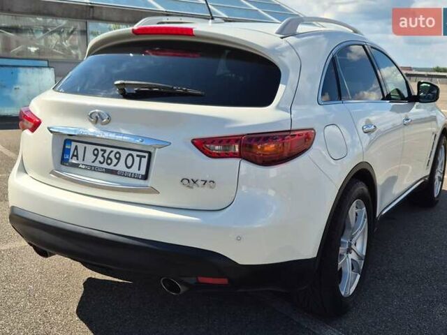 Белый Инфинити QX70, объемом двигателя 3.7 л и пробегом 157 тыс. км за 22500 $, фото 16 на Automoto.ua