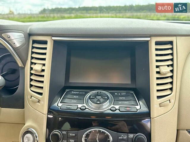 Белый Инфинити QX70, объемом двигателя 3.7 л и пробегом 200 тыс. км за 16800 $, фото 32 на Automoto.ua