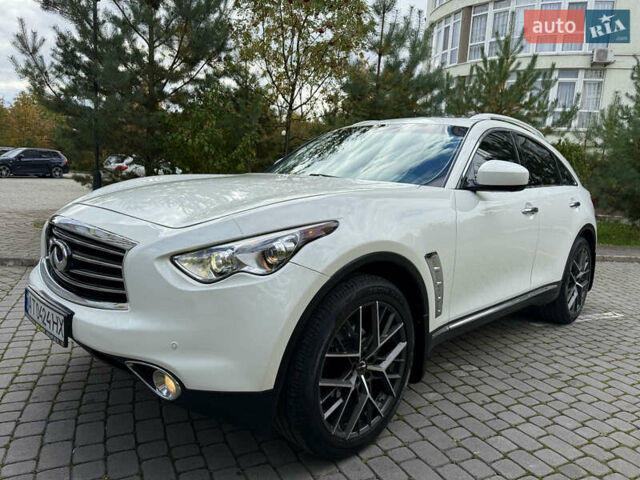 Белый Инфинити QX70, объемом двигателя 3.7 л и пробегом 180 тыс. км за 21777 $, фото 3 на Automoto.ua