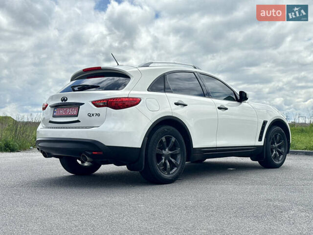 Белый Инфинити QX70, объемом двигателя 3.7 л и пробегом 200 тыс. км за 16800 $, фото 15 на Automoto.ua