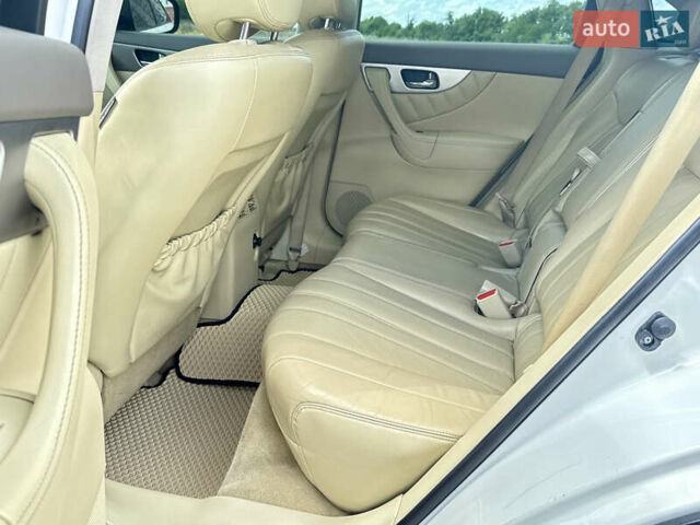 Белый Инфинити QX70, объемом двигателя 3.7 л и пробегом 200 тыс. км за 16800 $, фото 24 на Automoto.ua