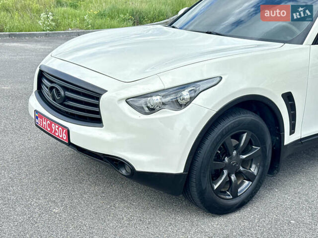 Белый Инфинити QX70, объемом двигателя 3.7 л и пробегом 200 тыс. км за 16800 $, фото 5 на Automoto.ua