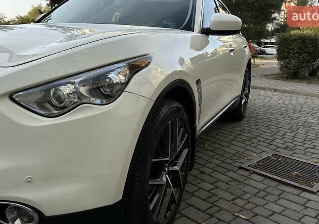 Білий Інфініті QX70, об'ємом двигуна 3.7 л та пробігом 179 тис. км за 19850 $, фото 23 на Automoto.ua