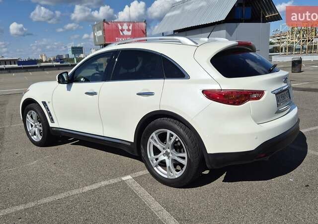 Белый Инфинити QX70, объемом двигателя 3.7 л и пробегом 157 тыс. км за 22500 $, фото 18 на Automoto.ua