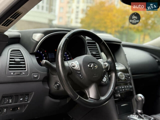 Белый Инфинити QX70, объемом двигателя 3.7 л и пробегом 180 тыс. км за 21777 $, фото 11 на Automoto.ua
