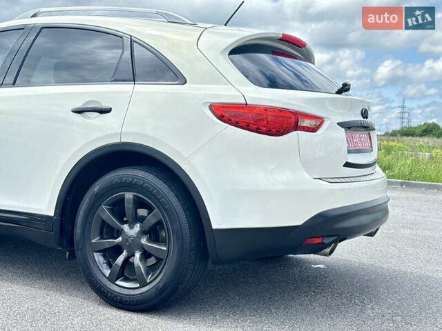 Белый Инфинити QX70, объемом двигателя 3.7 л и пробегом 200 тыс. км за 16800 $, фото 10 на Automoto.ua