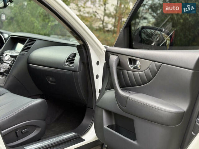 Белый Инфинити QX70, объемом двигателя 3.7 л и пробегом 180 тыс. км за 21777 $, фото 14 на Automoto.ua