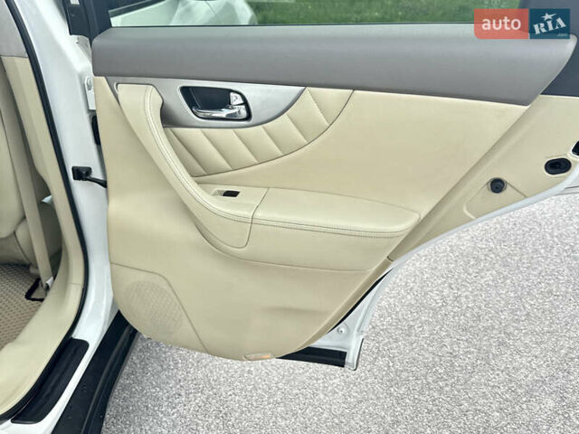 Белый Инфинити QX70, объемом двигателя 3.7 л и пробегом 200 тыс. км за 16800 $, фото 25 на Automoto.ua