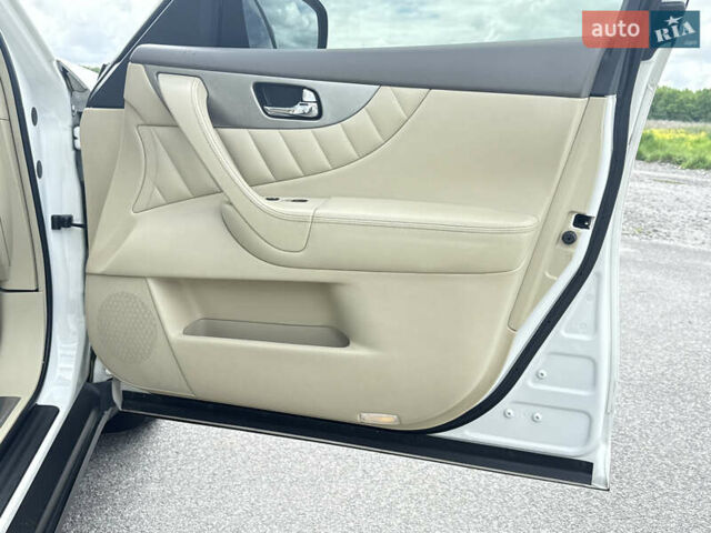 Белый Инфинити QX70, объемом двигателя 3.7 л и пробегом 200 тыс. км за 16800 $, фото 30 на Automoto.ua