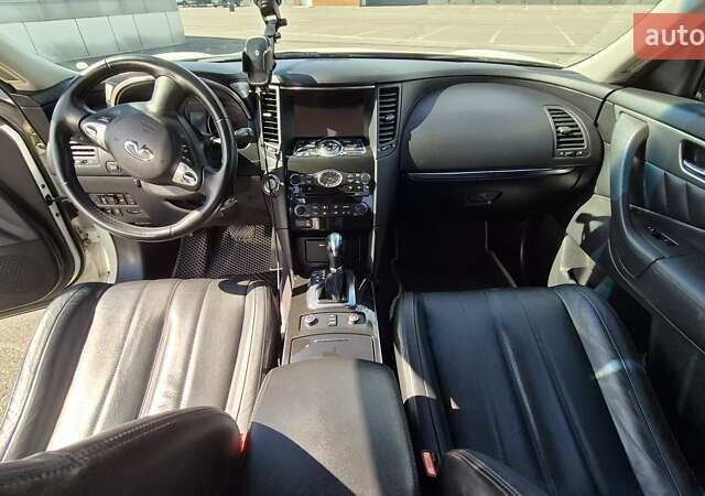 Белый Инфинити QX70, объемом двигателя 3.7 л и пробегом 157 тыс. км за 22500 $, фото 6 на Automoto.ua