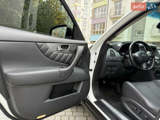 Белый Инфинити QX70, объемом двигателя 3.7 л и пробегом 180 тыс. км за 21777 $, фото 9 на Automoto.ua