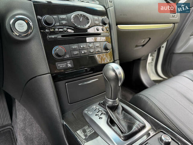 Белый Инфинити QX70, объемом двигателя 3.7 л и пробегом 180 тыс. км за 21777 $, фото 19 на Automoto.ua