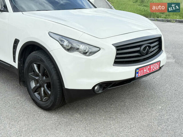 Белый Инфинити QX70, объемом двигателя 3.7 л и пробегом 200 тыс. км за 16800 $, фото 1 на Automoto.ua