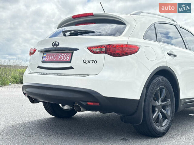 Белый Инфинити QX70, объемом двигателя 3.7 л и пробегом 200 тыс. км за 16800 $, фото 14 на Automoto.ua