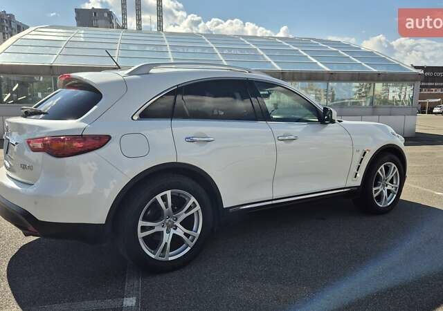 Белый Инфинити QX70, объемом двигателя 3.7 л и пробегом 157 тыс. км за 22500 $, фото 15 на Automoto.ua