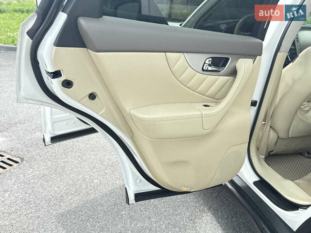 Белый Инфинити QX70, объемом двигателя 3.7 л и пробегом 200 тыс. км за 16800 $, фото 23 на Automoto.ua