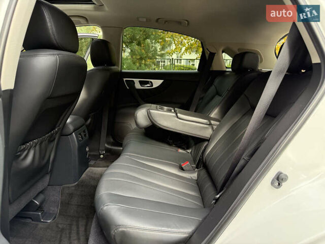 Белый Инфинити QX70, объемом двигателя 3.7 л и пробегом 180 тыс. км за 21777 $, фото 24 на Automoto.ua