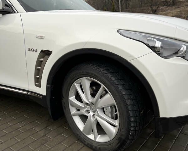 Білий Інфініті QX70, об'ємом двигуна 2.99 л та пробігом 156 тис. км за 33000 $, фото 4 на Automoto.ua