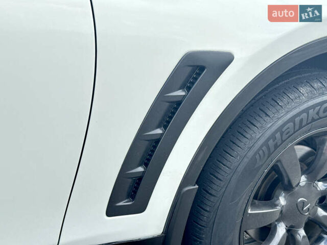 Белый Инфинити QX70, объемом двигателя 3.7 л и пробегом 200 тыс. км за 16800 $, фото 17 на Automoto.ua