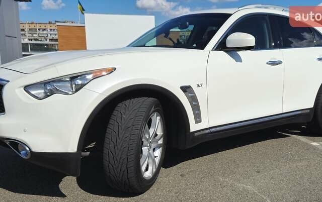 Белый Инфинити QX70, объемом двигателя 3.7 л и пробегом 157 тыс. км за 22500 $, фото 3 на Automoto.ua